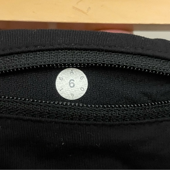 Lululemon Athletica Black & Gray Athletic Speed Shorts 2½” – Size 6 GUC - Picture 11 of 14